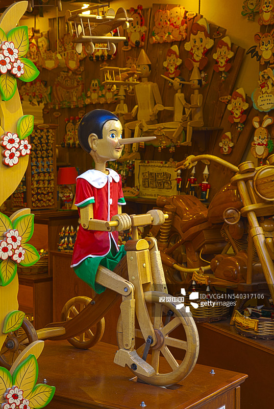 佛罗伦萨街头橱窗里有匹诺曹的木制商店图片素材