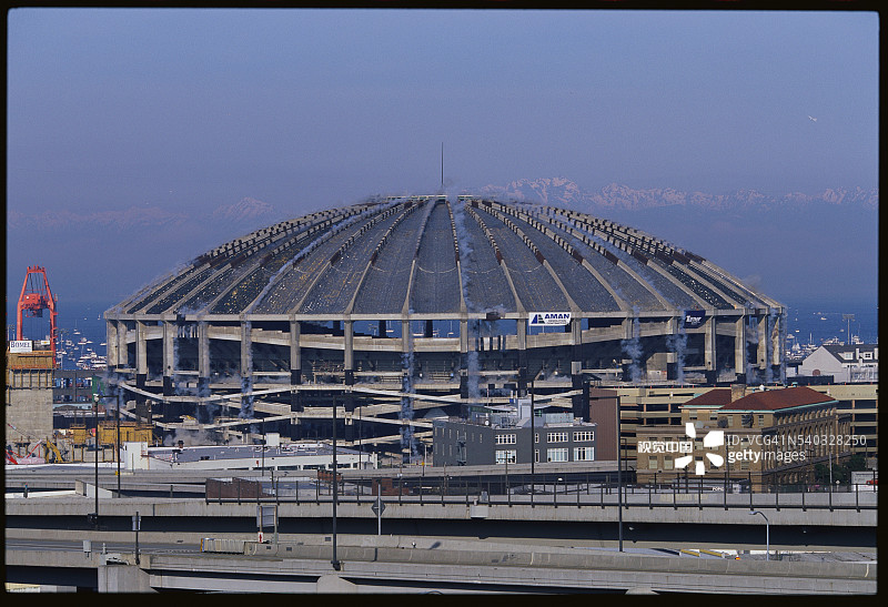 穹顶屋顶上的雷管导爆索图片素材