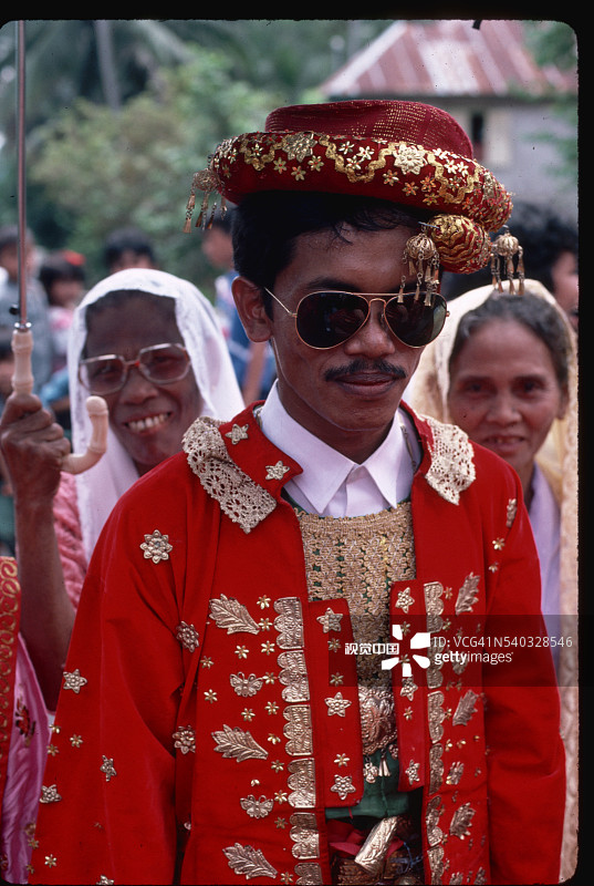 身着盛装的米南加保新郎图片素材