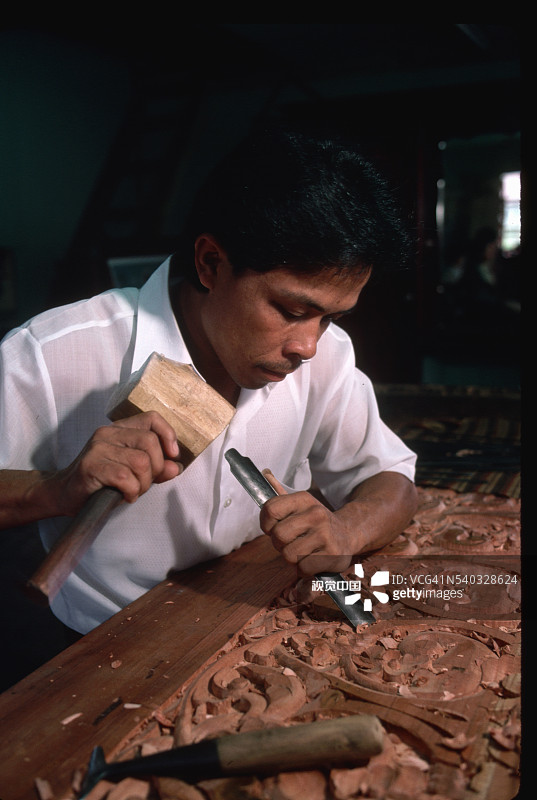 木工在木头上雕刻设计图片素材