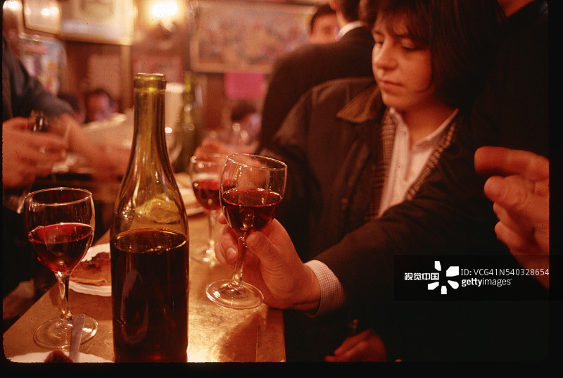 巴黎狂欢者畅饮博若莱新酒图片素材