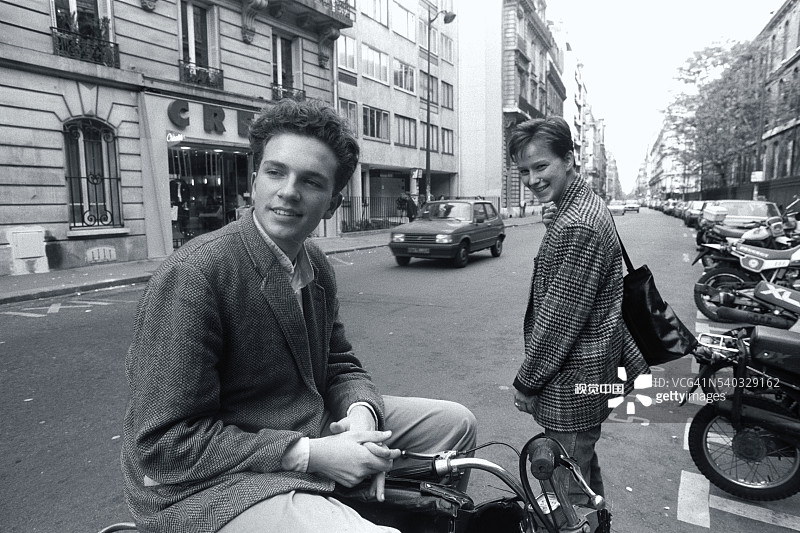 在巴黎的两名高中生图片素材