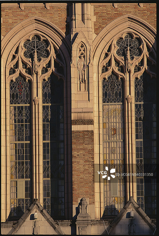 Suzzallo图书馆的彩色玻璃窗外景图片素材