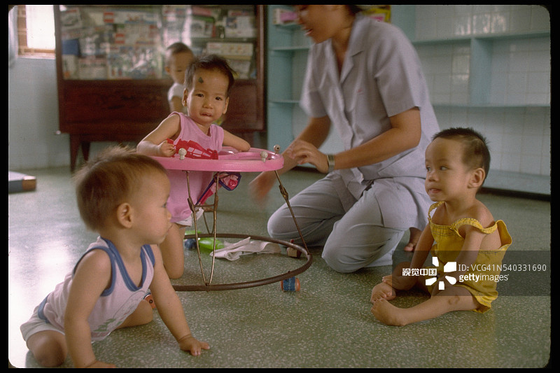 患有橙剂出生缺陷的幼儿图片素材