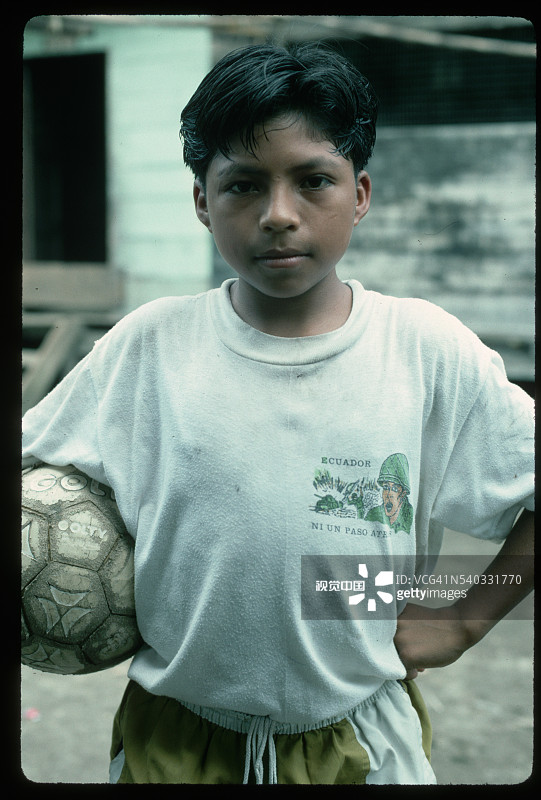 抱着足球的厄瓜多尔男孩图片素材