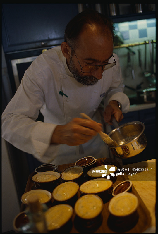 塞尔日·肖莱涂抹鱼肉冻图片素材