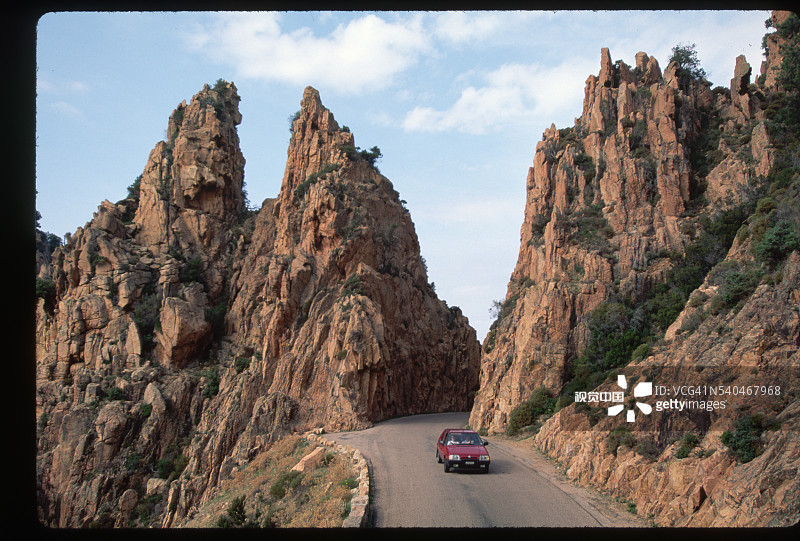 汽车行驶在卡兰奇峡谷中图片素材