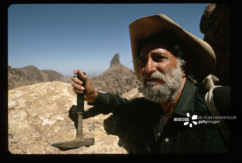 勘探者泰德·德格拉齐亚手持矿镐图片素材