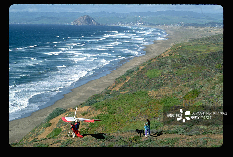 加利福尼亚海滩上的悬挂式滑翔机图片素材