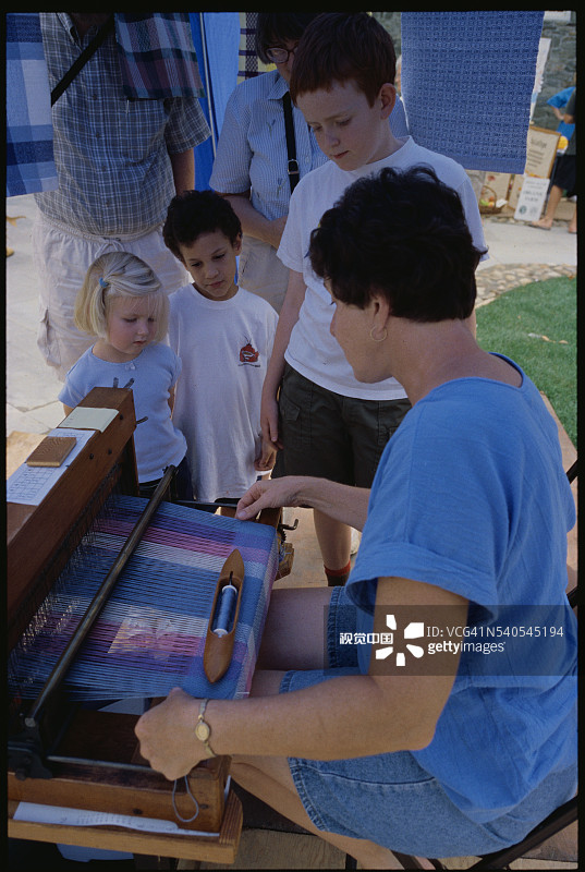 织布工演示手摇织布机图片素材