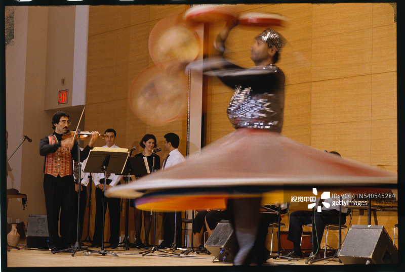 旋转的托钵僧舞者图片素材