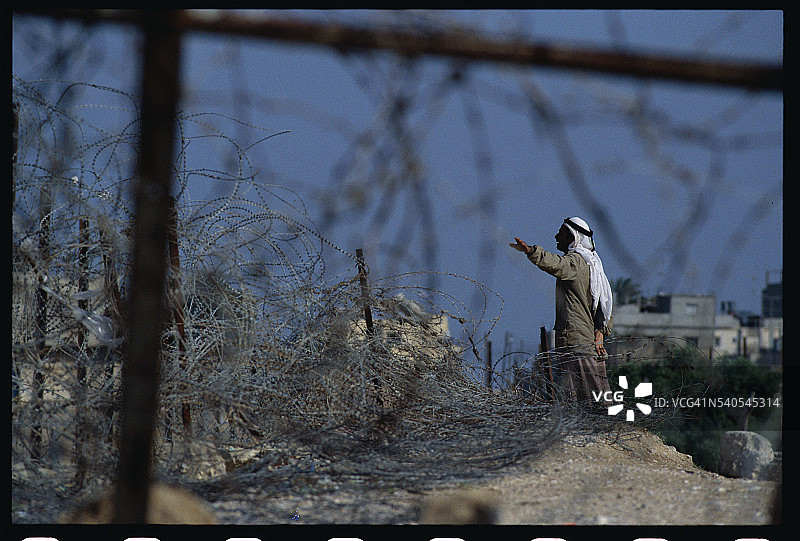 站在边界的男人图片素材