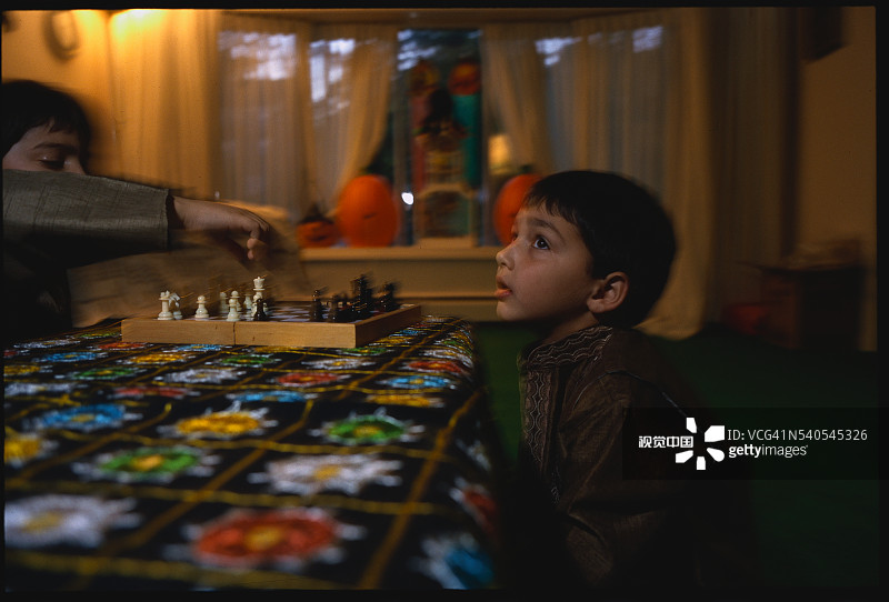 孩子们下象棋图片素材