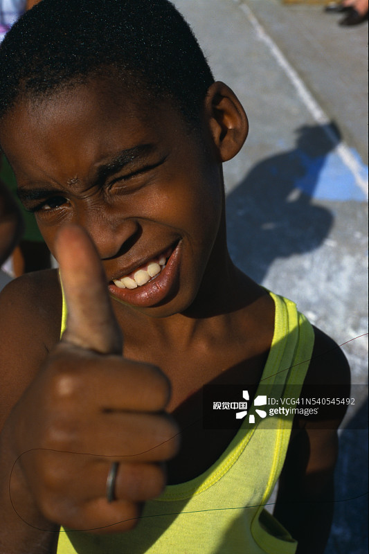 男孩竖起大拇指图片素材