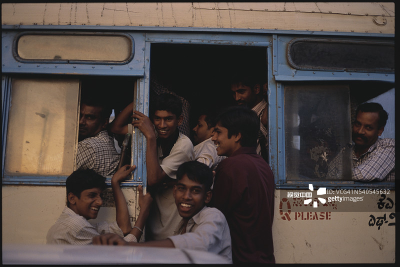 男人们上公交车图片素材