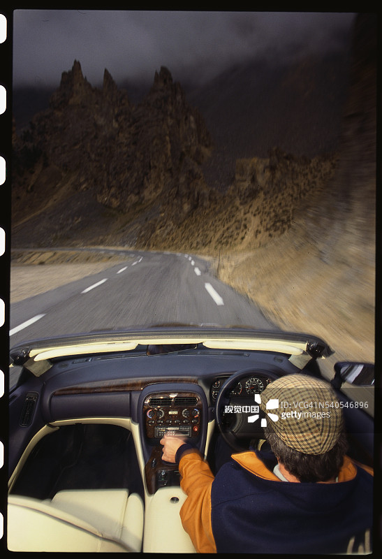 驾驶阿斯顿·马丁在法国阿尔卑斯山道上行驶图片素材