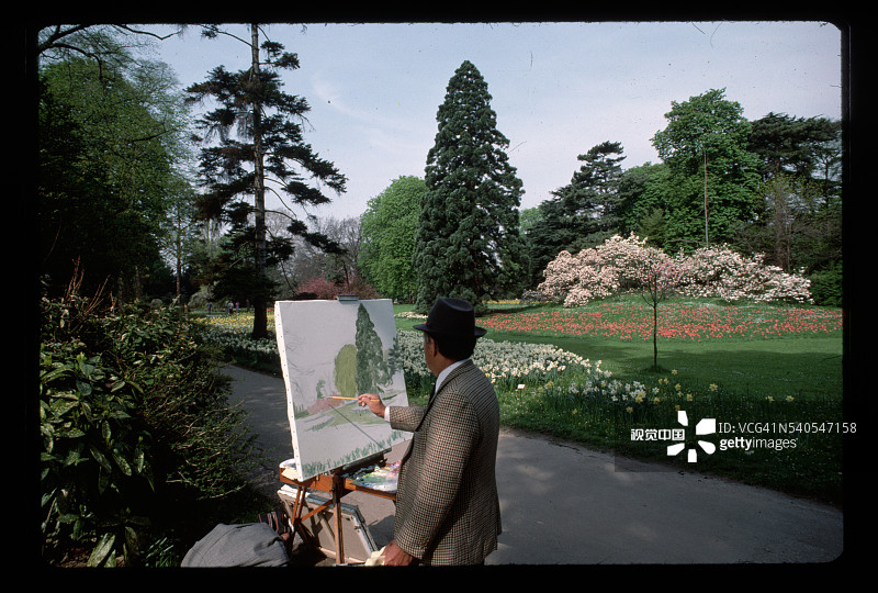 在巴加泰勒花园中带画架的油漆工图片素材