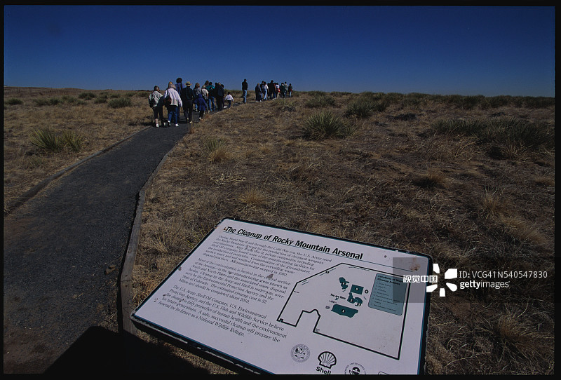 游客漫步野生动物保护区图片素材