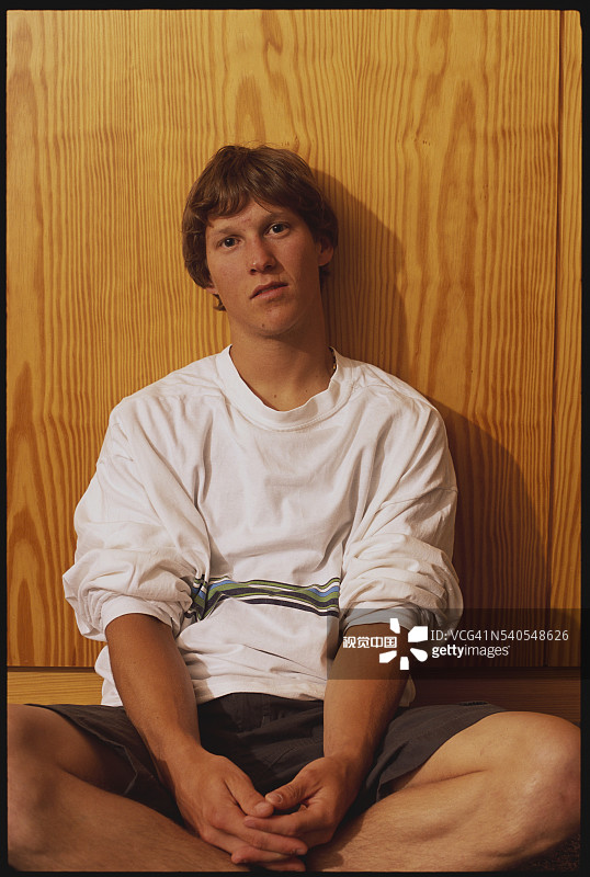 年轻男人盘腿而坐图片素材