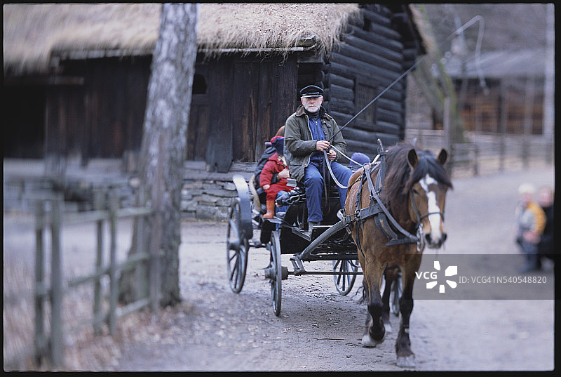 乘坐马车的男人图片素材