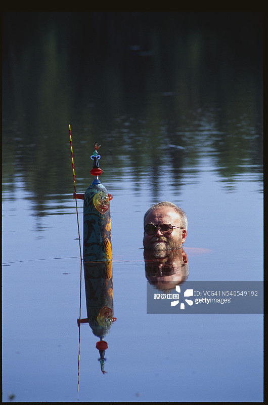 水中的艺术家Kjell Engman与雕塑图片素材