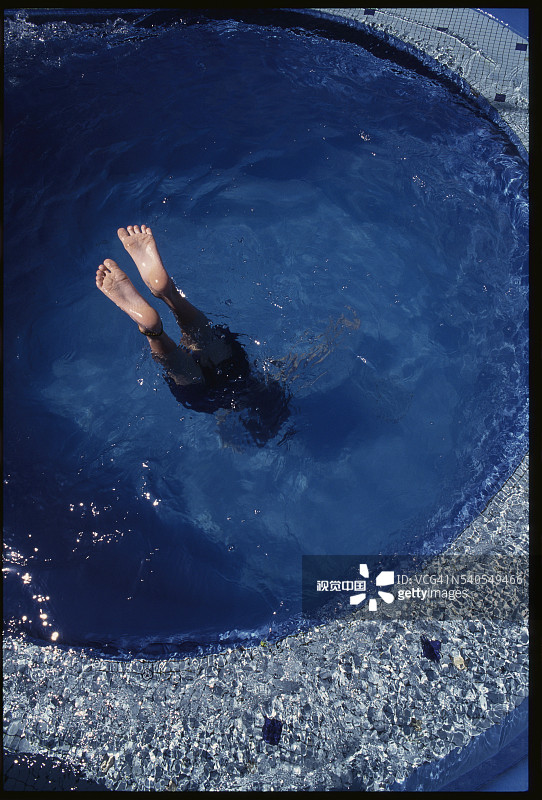 在游泳池中水下倒立图片素材