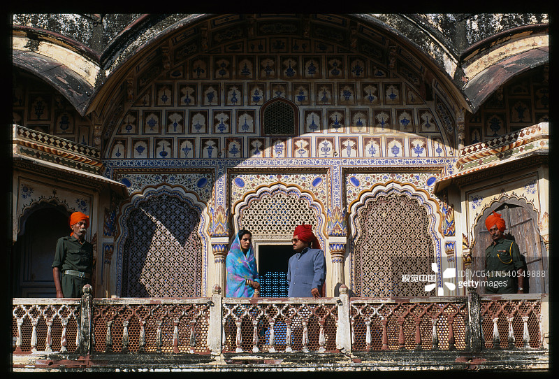 卡罗利的王公和王后在宫殿阳台上图片素材