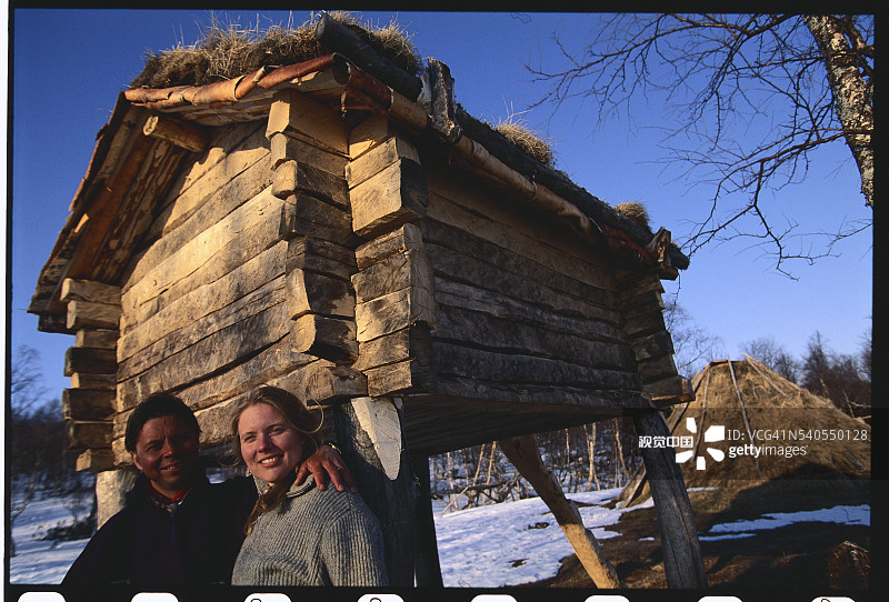 传统拉普人定居点旁的生态旅游经营者图片素材