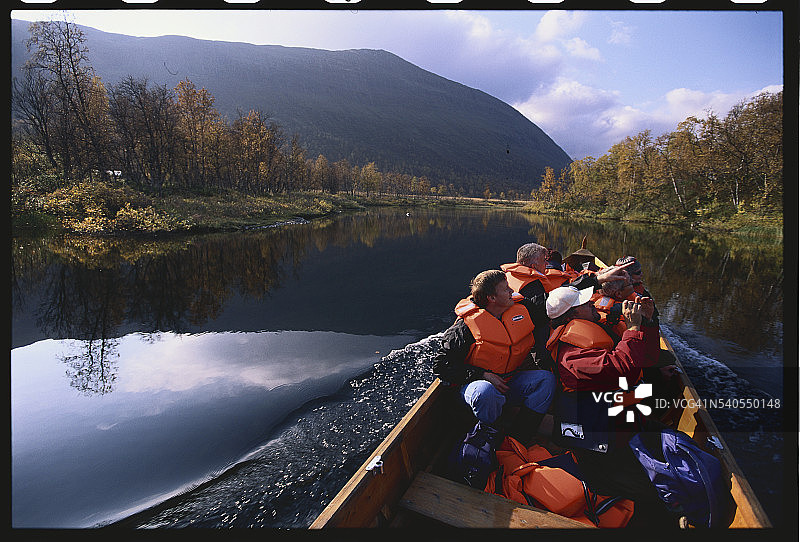 参加萨米探险之旅的乘船生态游客图片素材