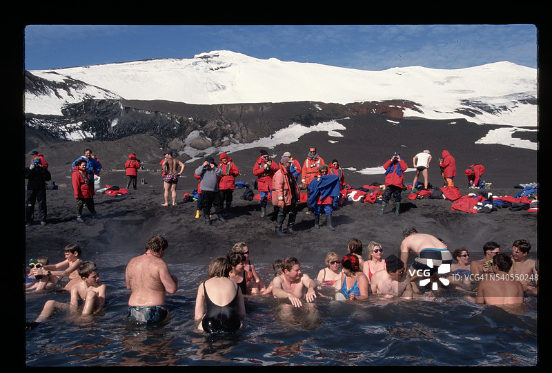 游客在南极半岛的温泉中沐浴图片素材