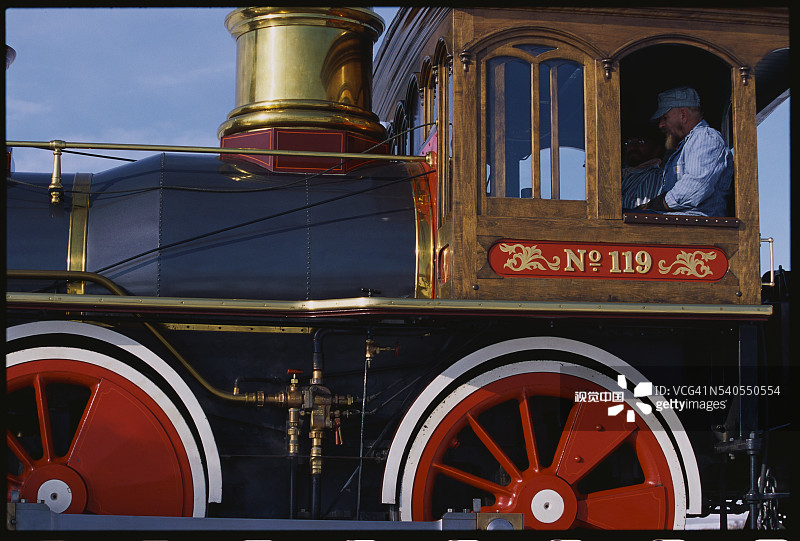 机车驾驶室内的火车工程师和司炉图片素材