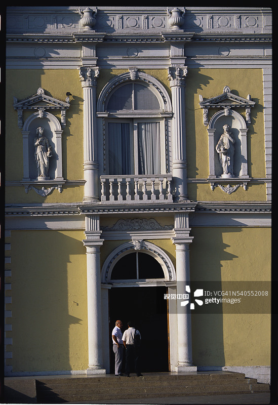 剧院前的人群图片素材