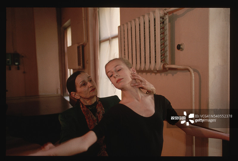 芭蕾舞指导老师辅导学生图片素材