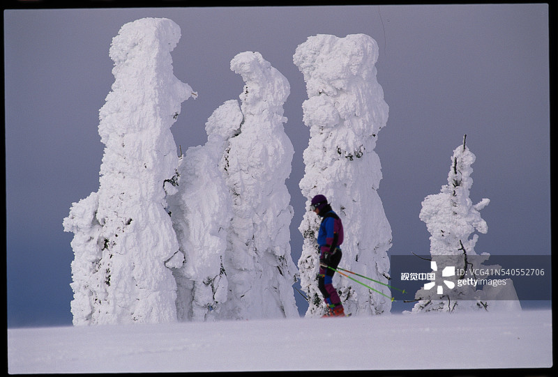 滑雪道上的滑雪者图片素材