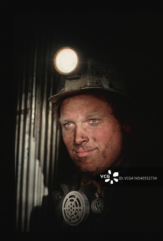 地下矿井中的煤矿工人图片素材