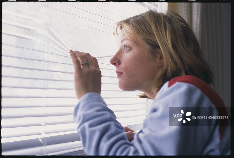 滑雪板运动员Shannon Dunn透过百叶窗图片素材