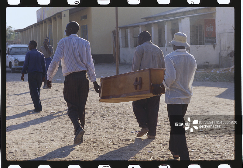抬棺男子图片素材