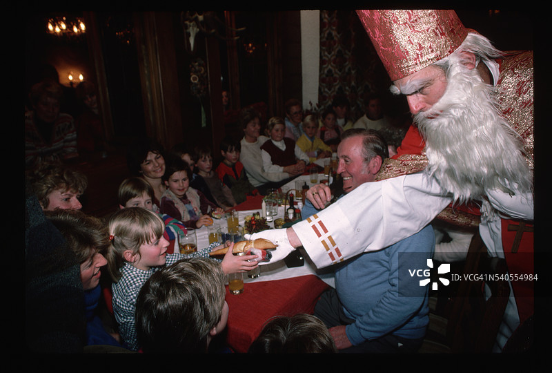 圣尼古拉斯在节日上颁奖图片素材