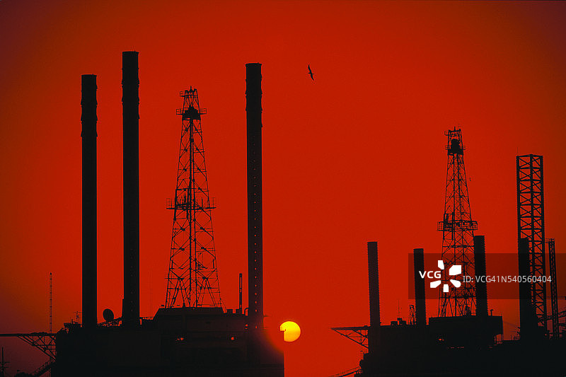日落时分的海上石油钻井平台图片素材