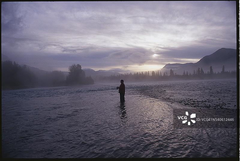 基奈河上的钓鱼者剪影图片素材