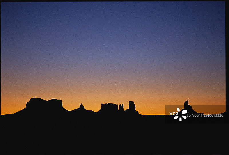 日落时分的孤丘和台地图片素材