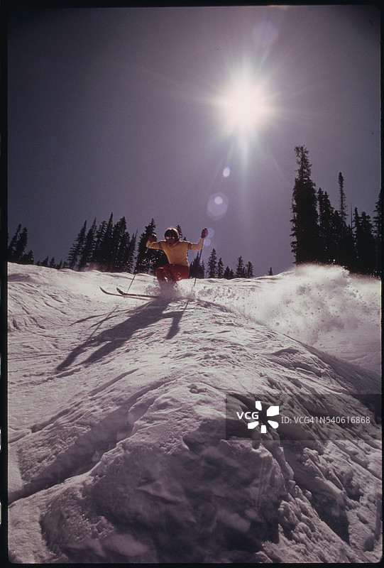 滑雪者越过小雪丘图片素材