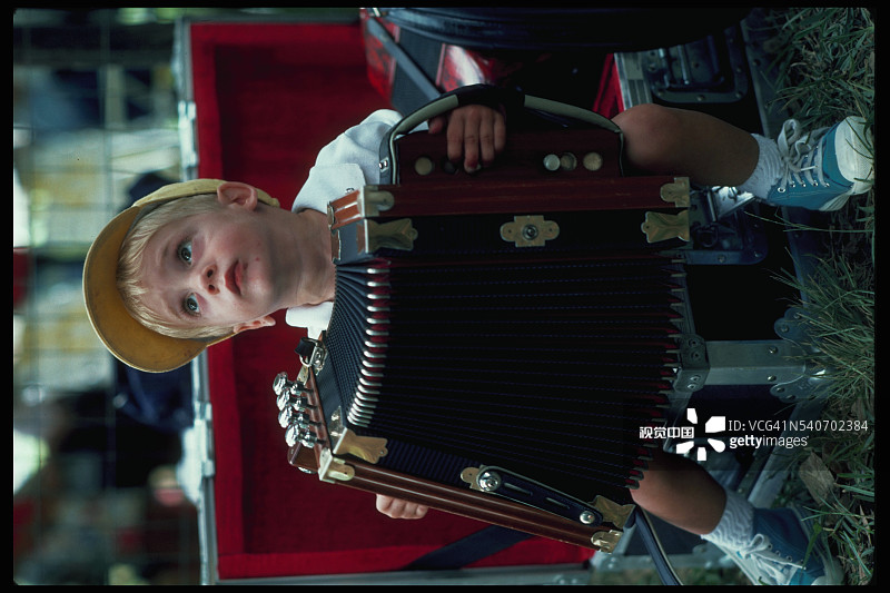 拉手风琴的小男孩图片素材