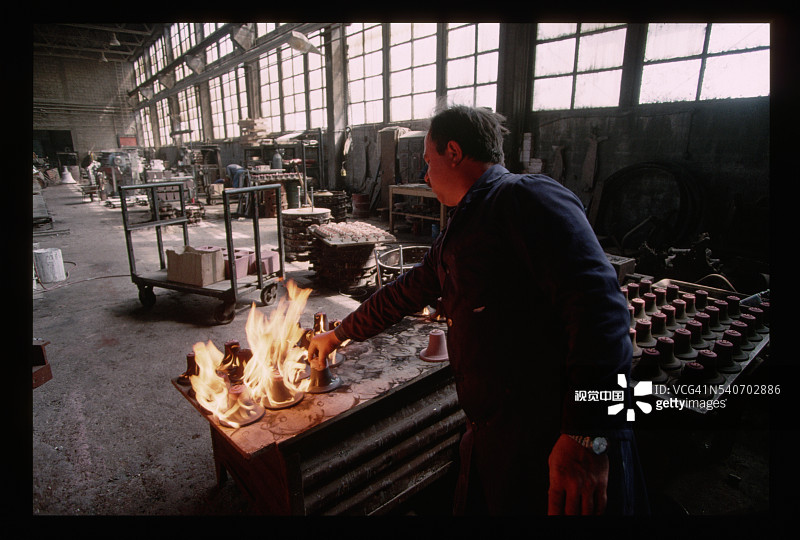 斯洛文尼亚Aealec的铸造工人在制作钟图片素材