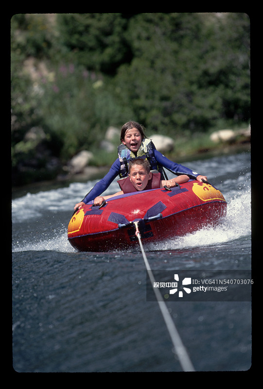 孩子们在阿尔图拉斯湖上玩轮胎漂流图片素材