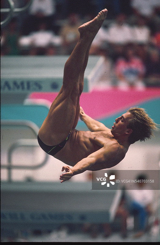 1990年善意运动会的翻转跳水运动员图片素材