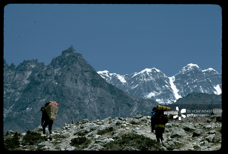 珠穆朗玛峰地区的搬运工和徒步旅行者图片素材