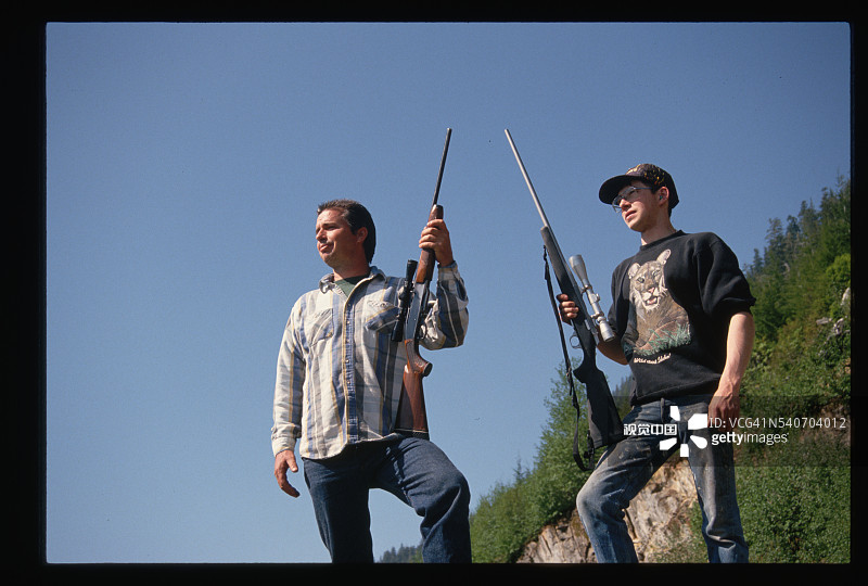 猎人携带步枪图片素材