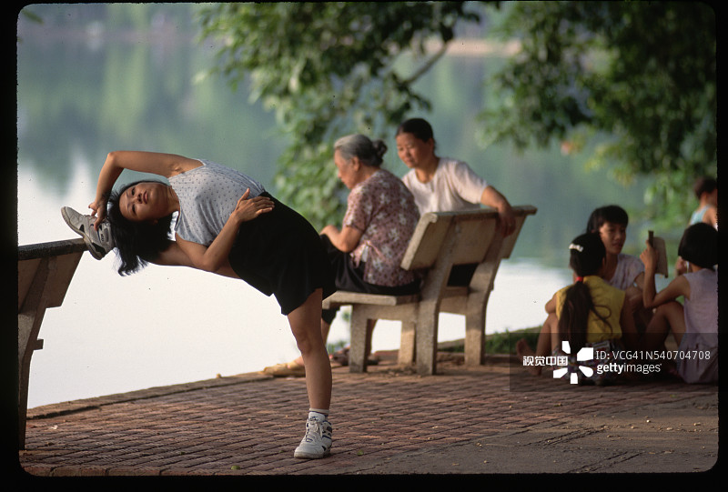 在河内公园表演太极拳图片素材