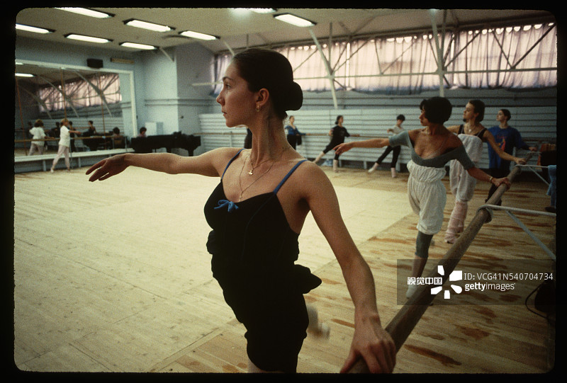 芭蕾舞者练习图片素材